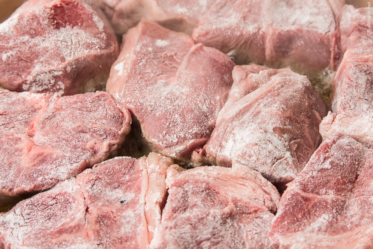 Bœuf bourguignon, mehlierte Fleischstücke werden angebraten