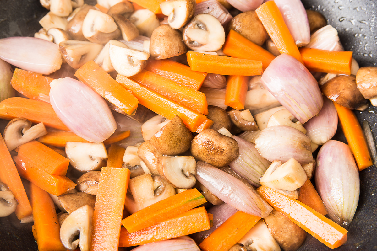Bœuf bourguignon, Zwiebeln, Pilze und Schmorgemüse werden angebraten