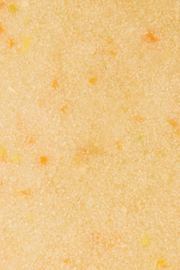 Grießsuppe, Textur im Detail, die aufgequollenen Grießkörner sind gut zu erkennen