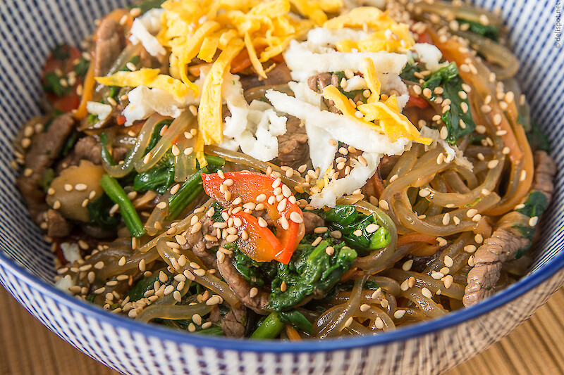 Japchae, koreanisches Nudelgericht, angerichtet in Schale, Detail