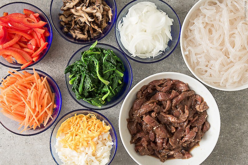 Japchae, Zutaten: Paprikasdchoten, Shiitakepilze, Zwiebeln, Glasnudeln, Rindfleisch, Eierstreifen, Karotten