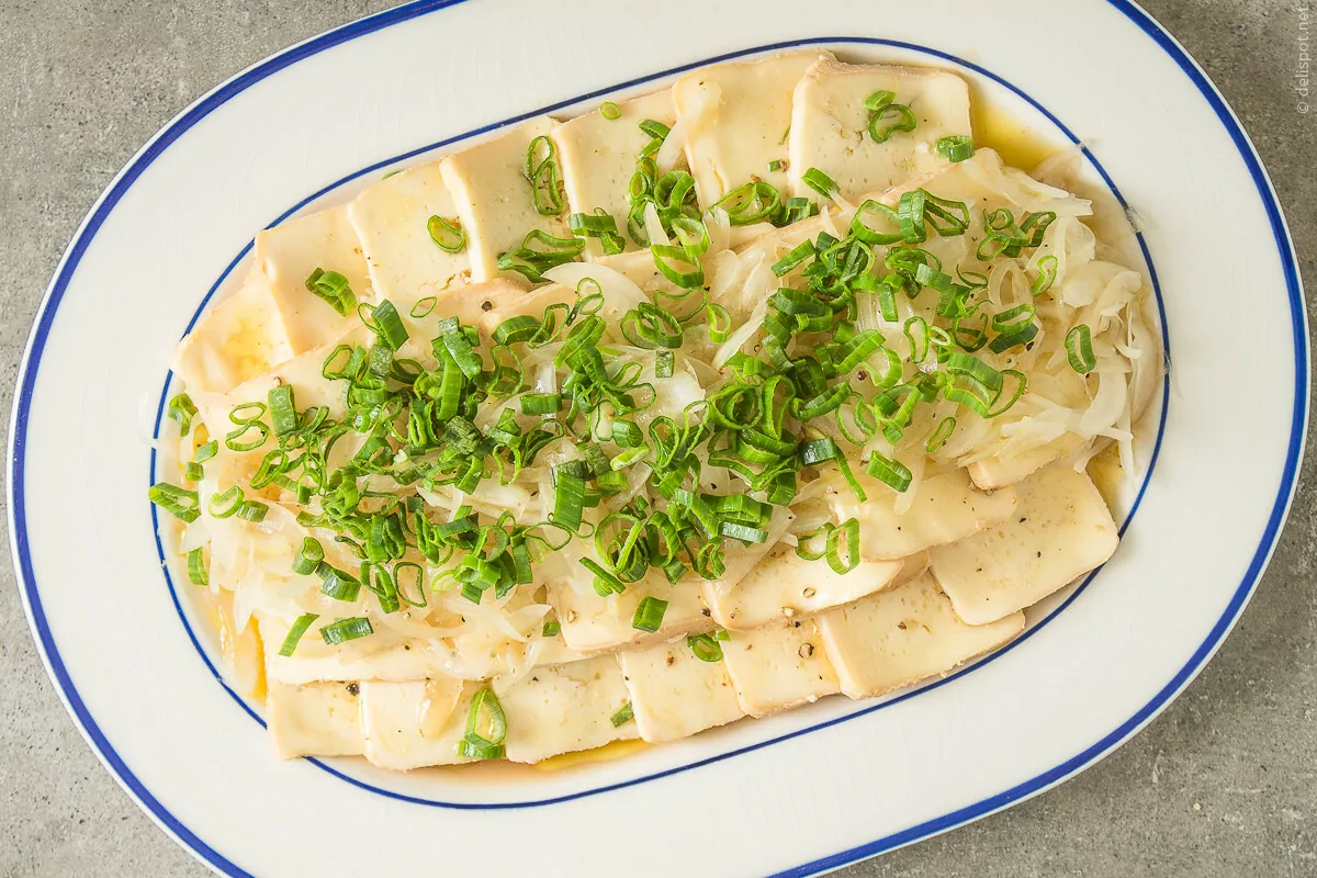Saurer Käse (Limburger), angerichtet auf Platte