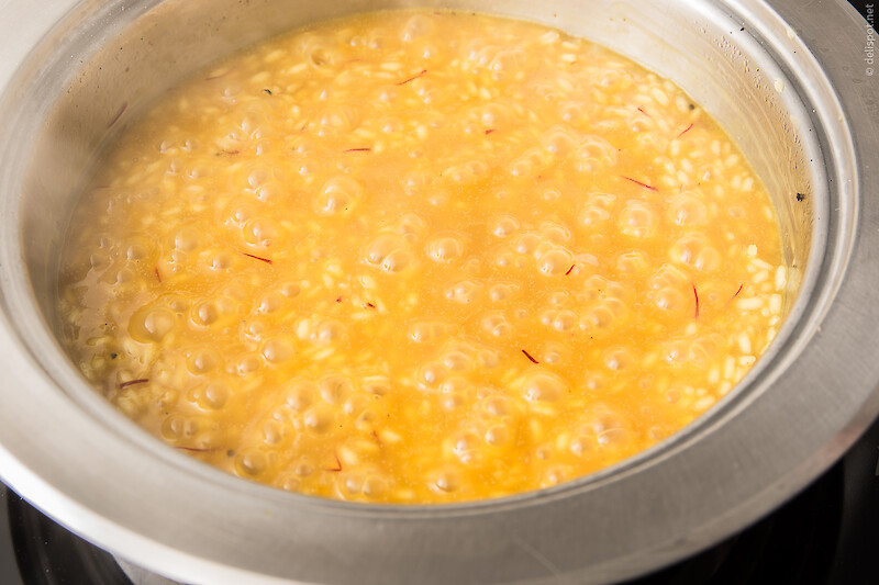 Risotto-Zubereitung: Safran färbt den Risotto zusehends gelber