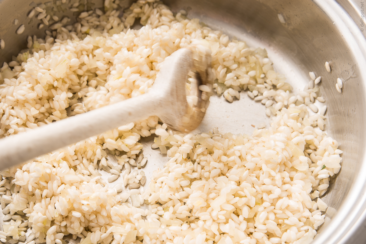 Risotto-Ansatz: Zwiebeln und Reis werden angedünstet
