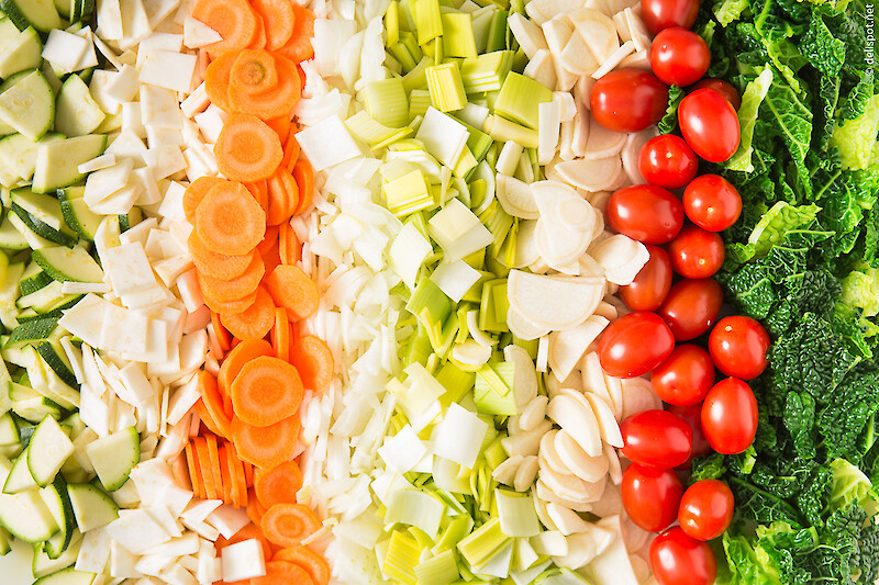 Minestrone, Zutaten: Zucchini, Sellerie, Karotten, Zwiebeln, Lauch, Petersilienwurzeln, Kirschtomaten, Wirsing