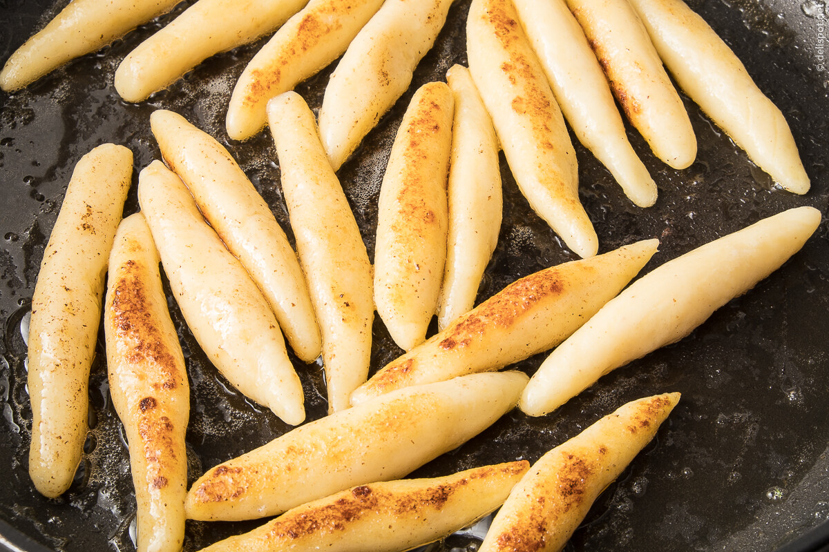 Schupfnudeln werden in Butter angebraten, bis sie leicht bräunen und eine zarte Kruste bilden