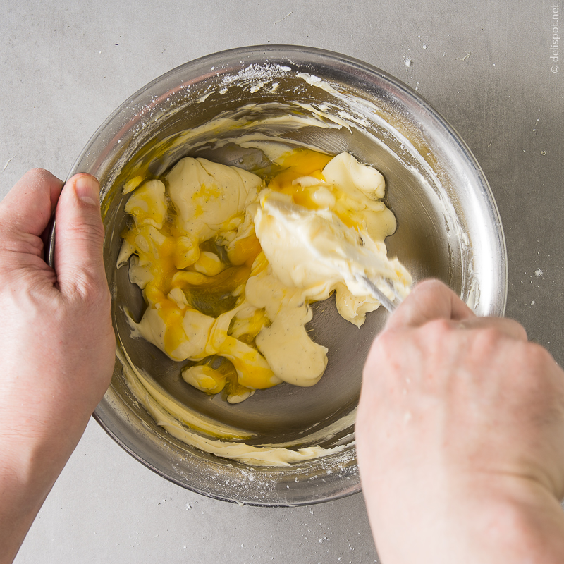 Pâte sucrée: Ei wird in die Butter-Puderzucker-Mischung gerührt, bis Butter und Ei emulgieren