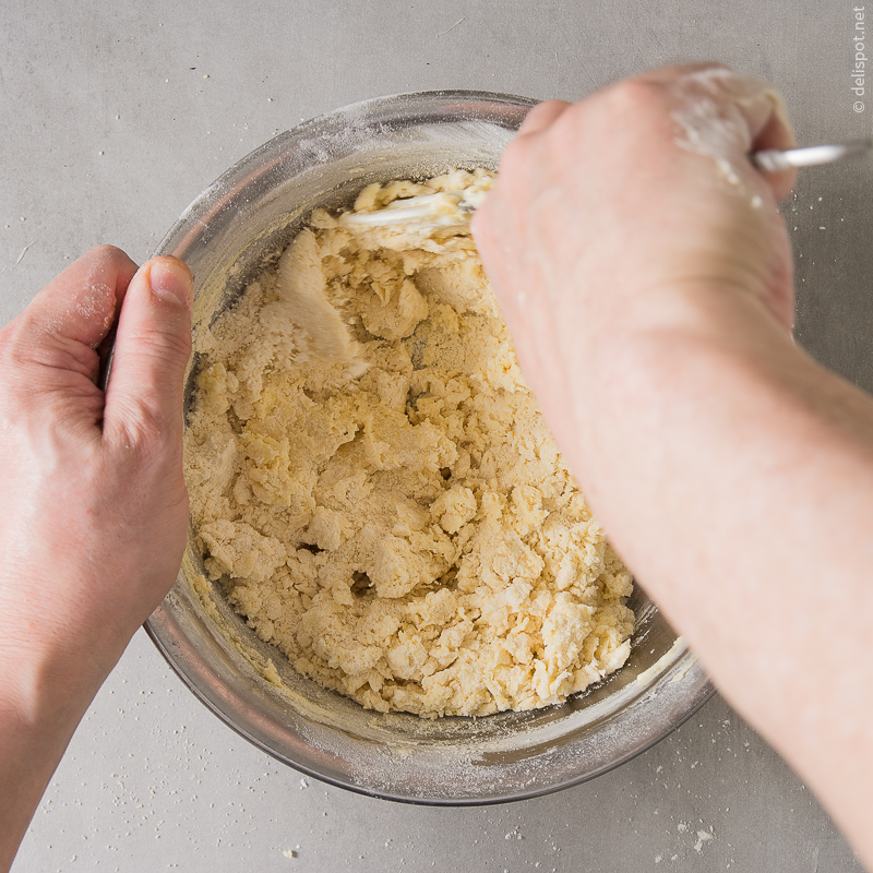 Pâte sucrée: Gesiebtes Mehl und gesiebte Mandeln werden mit der Butter-Ei-Emulsion verrührt