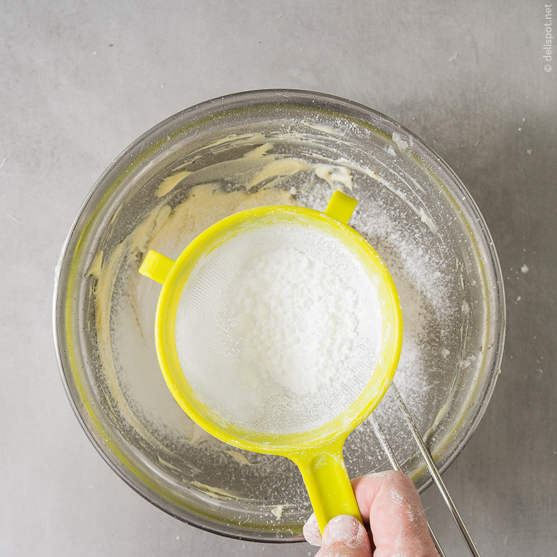 Pâte sucrée: Puderzucker wird über die Butter gesiebt …