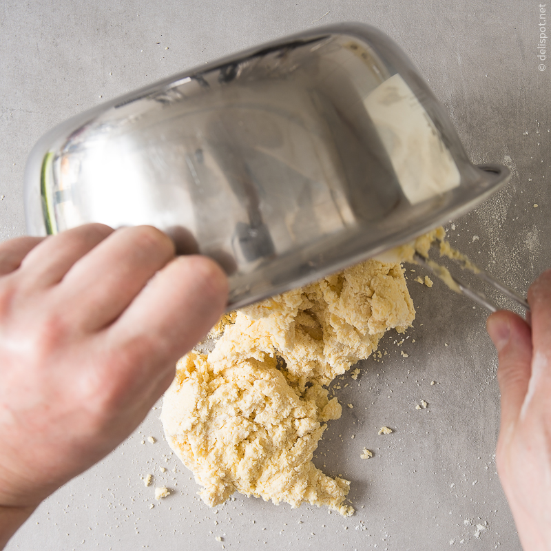 Pâte sucrée: Zum leichteren Fertigstellung wird die Masse auf die Arbeitsfläche gegeben