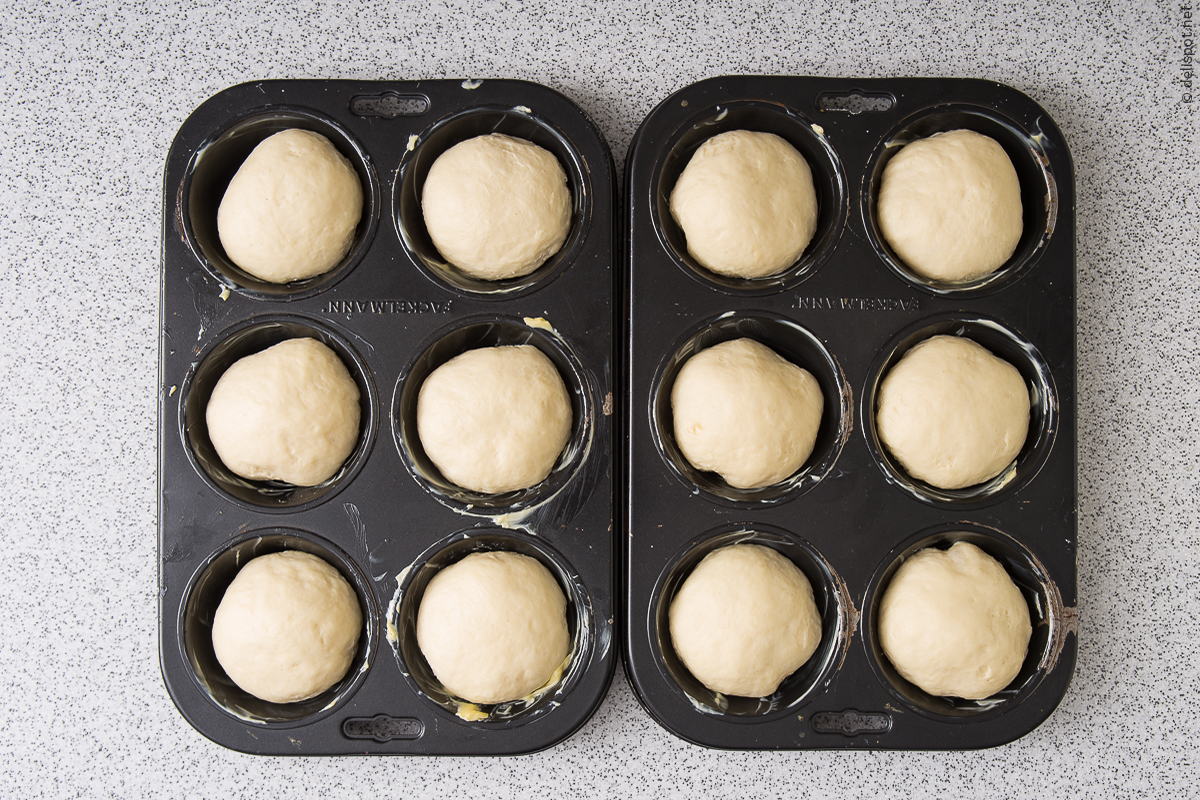 Briocheteig, zwölf Einzelstücke, rundgewirkt in zwei Muffinformen, zu Beginn der Ruhezeit