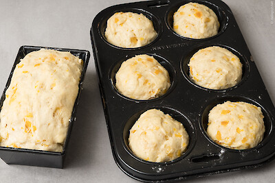 Brioche in Kasten und sechs Einzelstücke in Muffinform, zu Beginn der Ruhephase