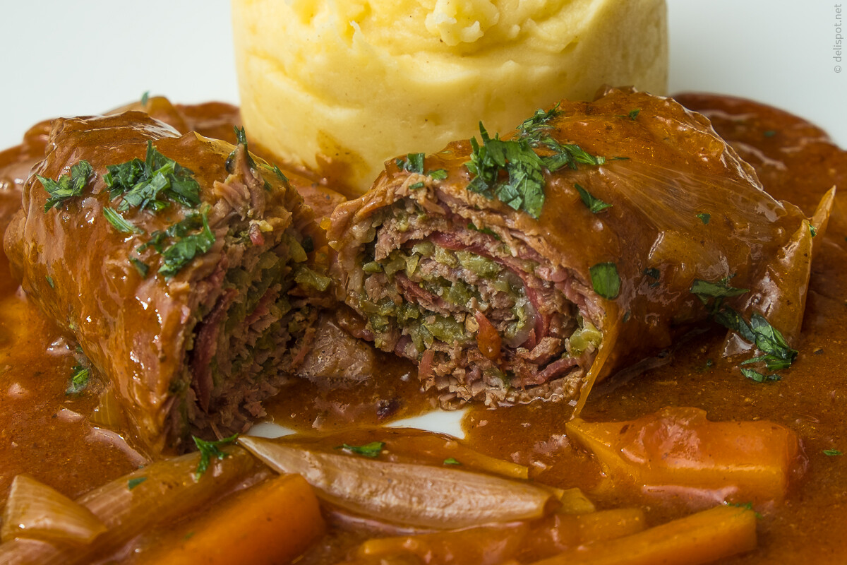 Rinderroulade, angerichtet mit Kartoffelpüree, aufgeschnitten in zwei Hälften