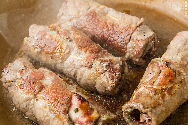 Vier Rindsrouladen werden ringsum angebraten