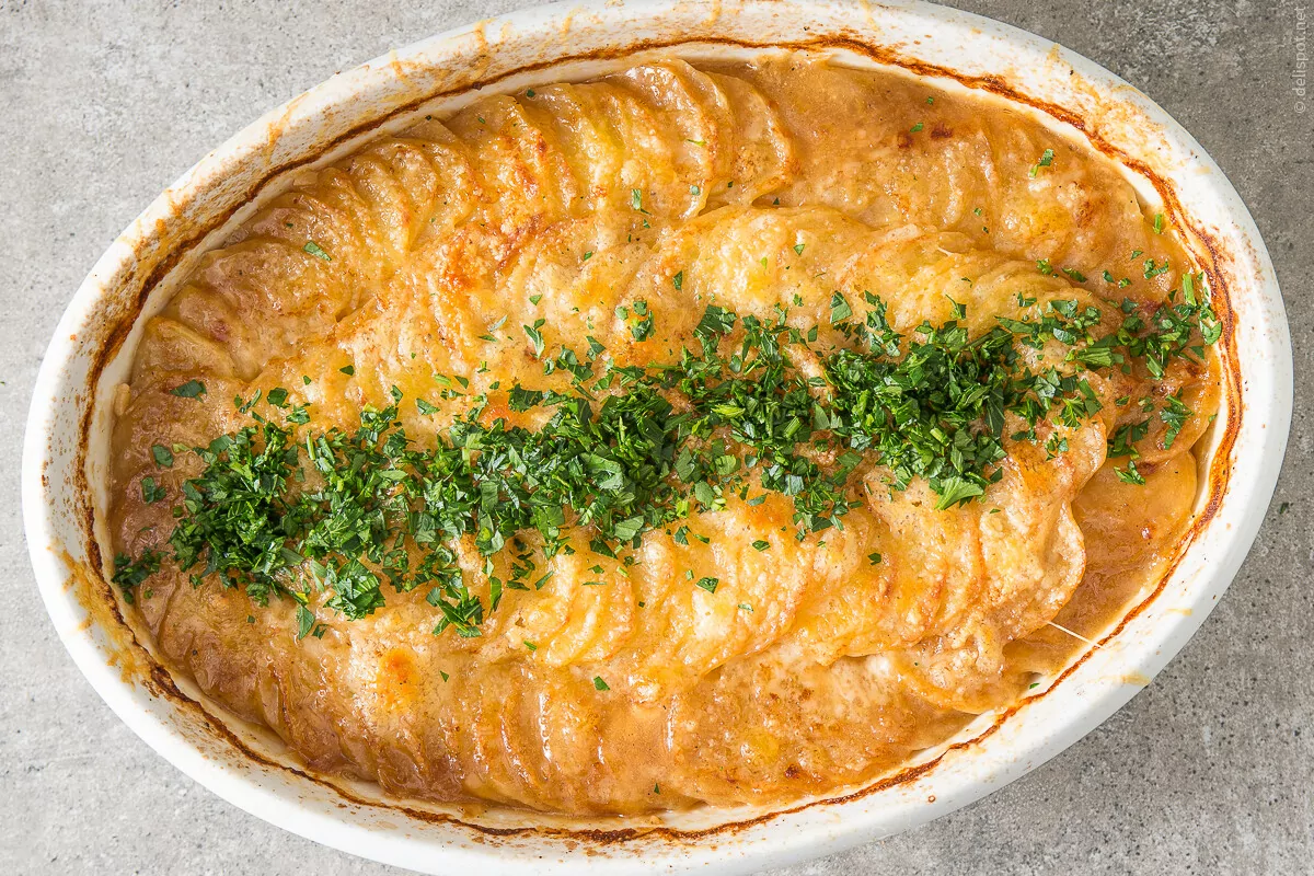 Bäckerinkartoffeln (Pommes boulangère), angerichtet in ovaler Auflaufform