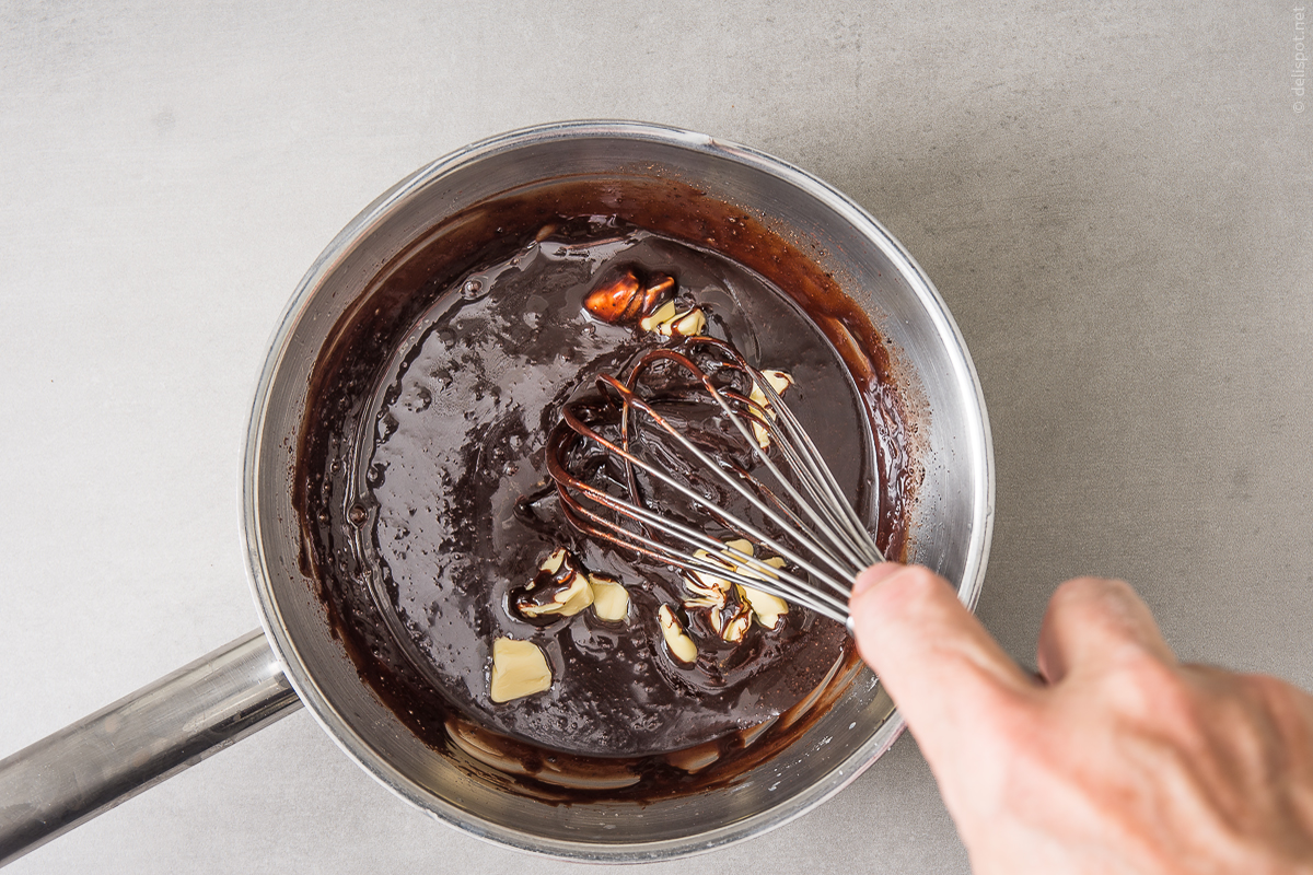 Vervollkommnung von Chocolate Fudge Sauce: Saucenansatz wird mit kalter Butter aufmontiert