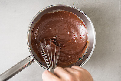 Einfache Schokoladensauce: Nach einigem Rühren wird sie glatt und zieht an