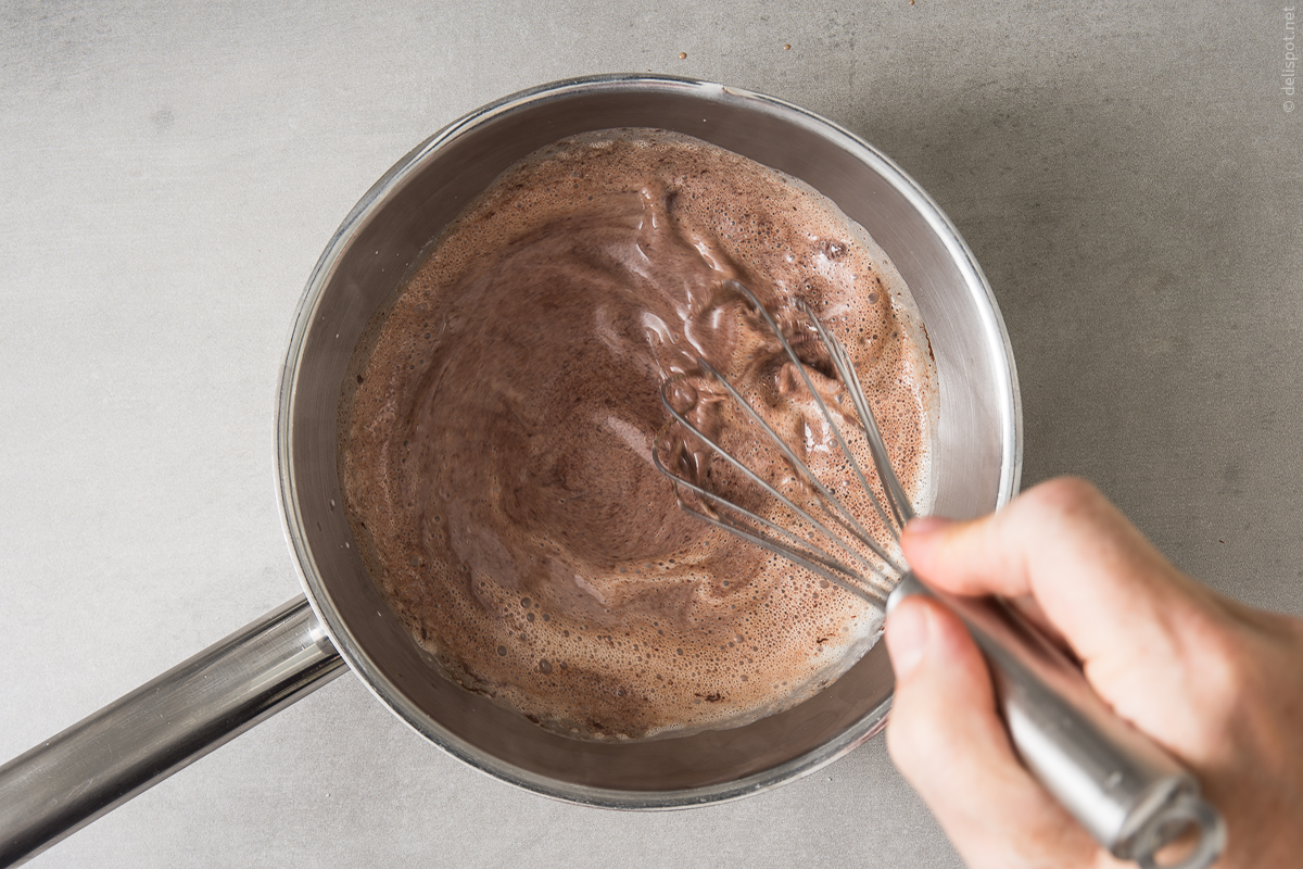 Einfache Schokoladensauce: Heiße Sahne wird mit Schokolade verrührt