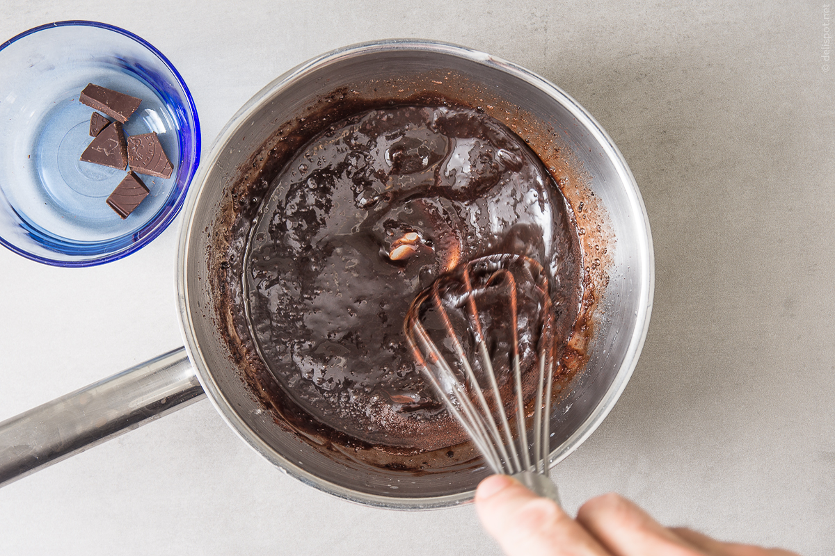 Chocolate Fudge Sauce: Schokolade wird in Sauteuse mit heißer, gesüßter Milch verrührt