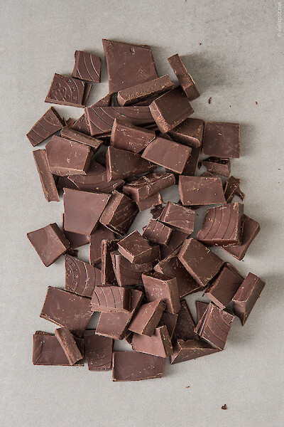 Schokolade mit 70 Prozent Kakaoanteil, in Stücke gebrochen