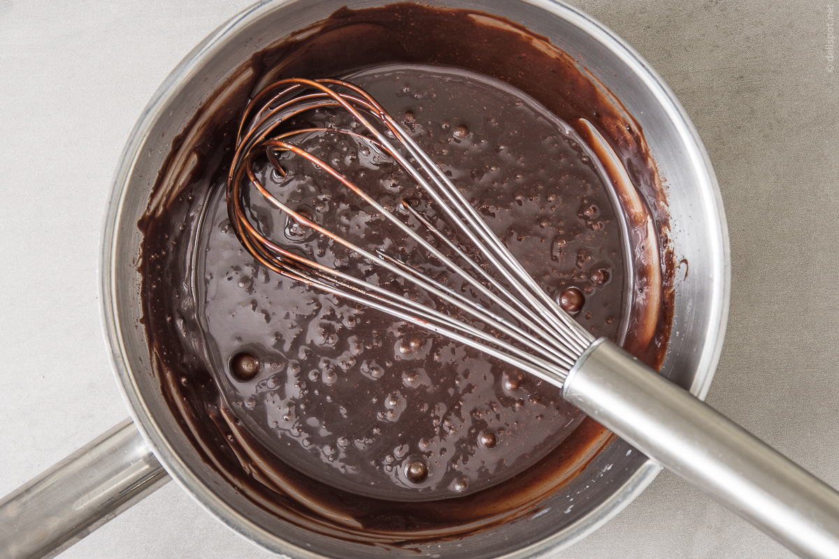 Fertiggestellte Chocolate Fudge Sauce in Sauteuse, mit Schneebesen