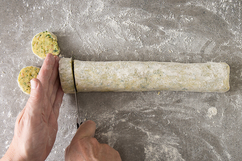 Herstellung Pommes Macaire (Macaire-Kartoffeln): Rolle wird in 2 Zentimeter dicke Scheiben gechnitten