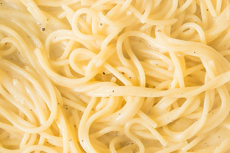 Spaghetti cacio e pepe, Detail der Nudeln in der emulgierten Käse-Pfeffer-Sauce