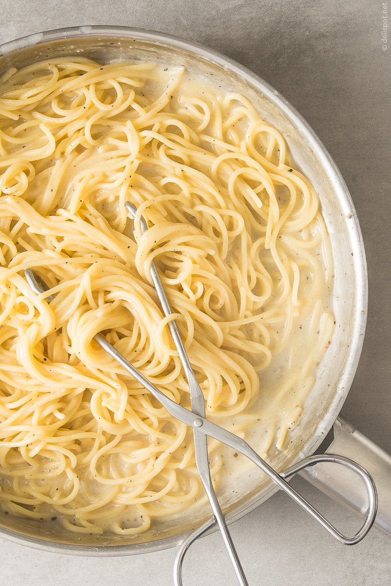 Spaghetti cacio e pepe, Nudeln in der emulgierten Käse-Pfeffer-Sauce