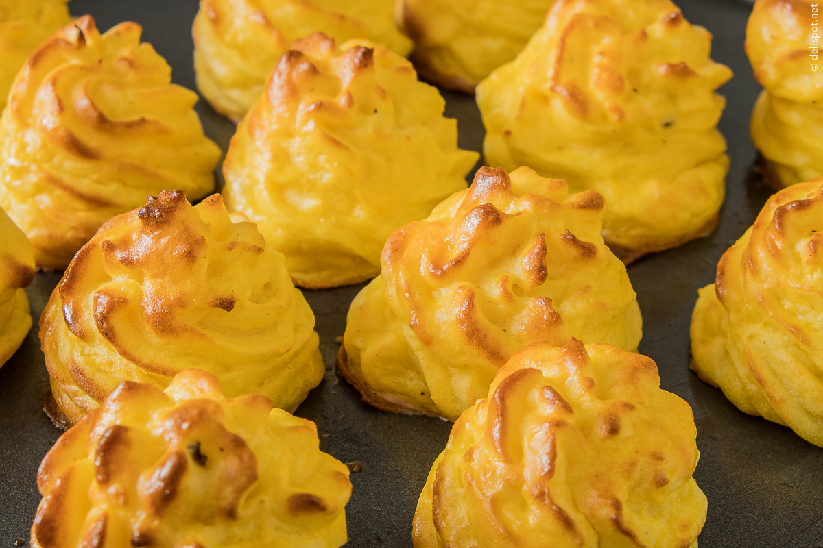 Herzoginkartoffeln / Pommes duchesse auf Blech, fertig kross gebacken, Detailaufnahme