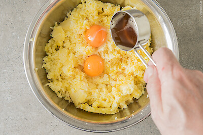 Herzoginkartoffeln / Pommes duchesse, Zutaten: Passierte Kartoffeln mit Eigelb und Nussbutter verrühren