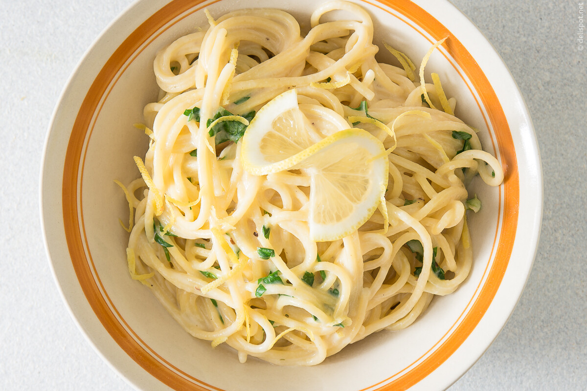 Pasta al limone, in tiefem Teller angerichtet, von oben