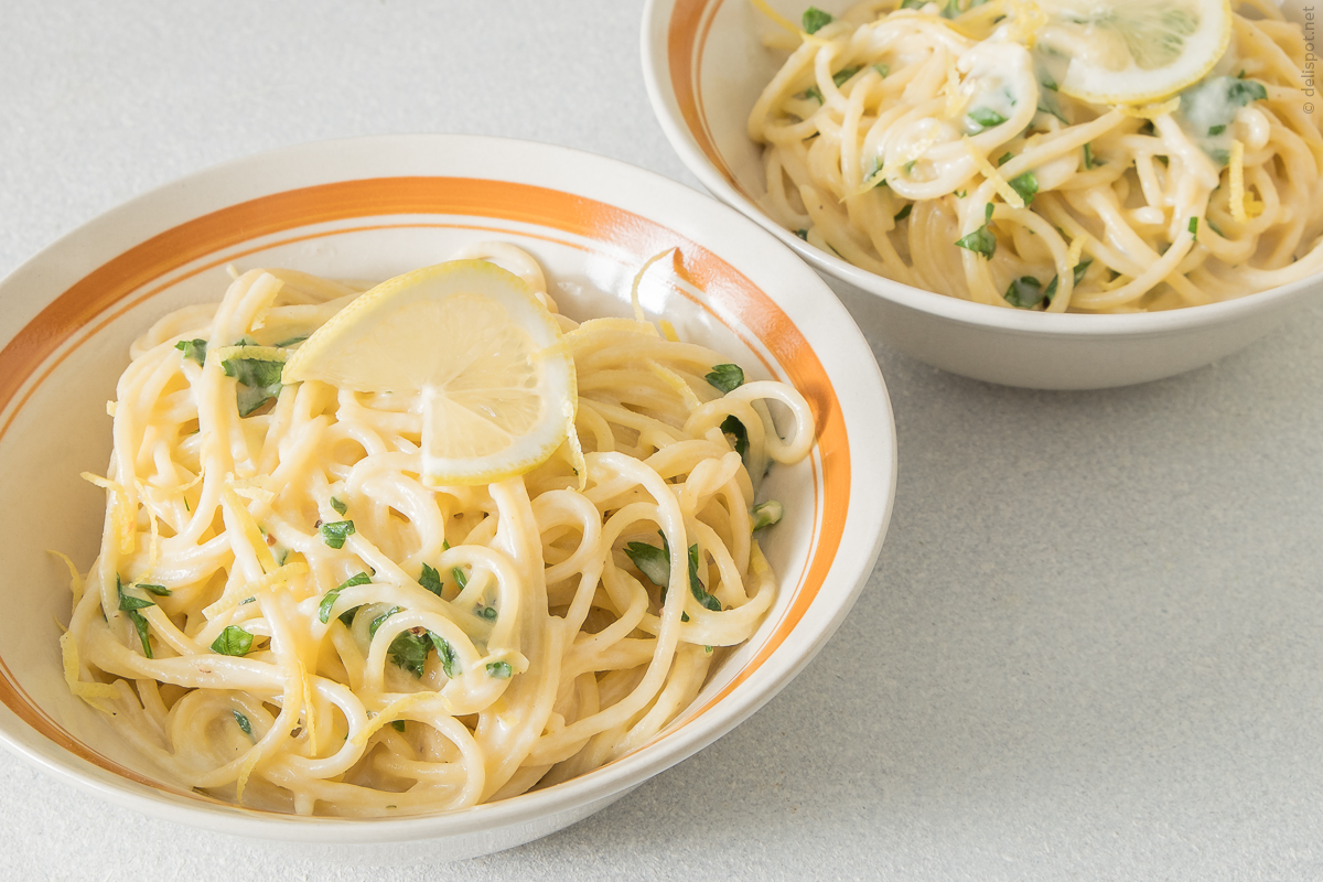 Pasta al limone, 2 Portionen, angerichtet in tiefen Tellern, von schräg oben