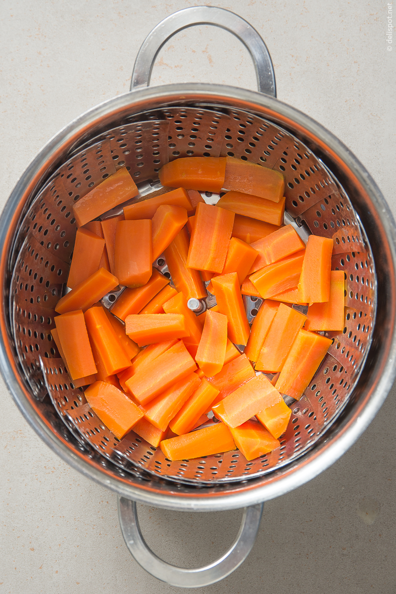 Karotten, in mundgerechte Stücke geschnitten, im Dämpfeinsatz, in dem sie gedämpft wurden