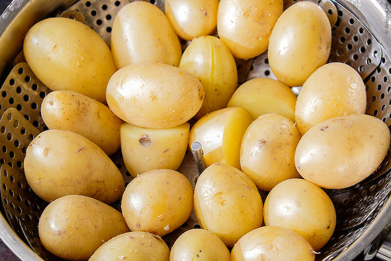 Kleine Kartoffeln (Drillinge), im Dämpfeinsatz, in dem sie ungeschält gedämpft wurden, Schalen sind partiell aufgeplatzt