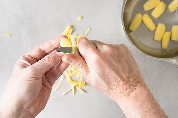 Kartoffeln werden mit Hilfe eines Tourniermessers tourniert, also in Form gebracht