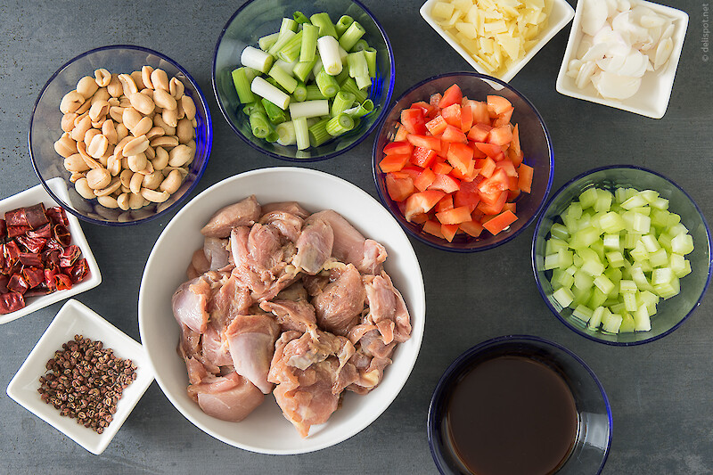 Zutaten für Gong Bao Ji Ding: Hühnerkeulen, Szechuanpfeffer, Chilischoten, Erdnüsse, Lauchzwiebeln, Paprikaschoten, Staudensellerie, Knoblauch und Ingwer